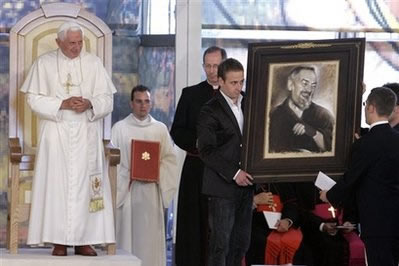 The Pope and a painting of Padre Pio